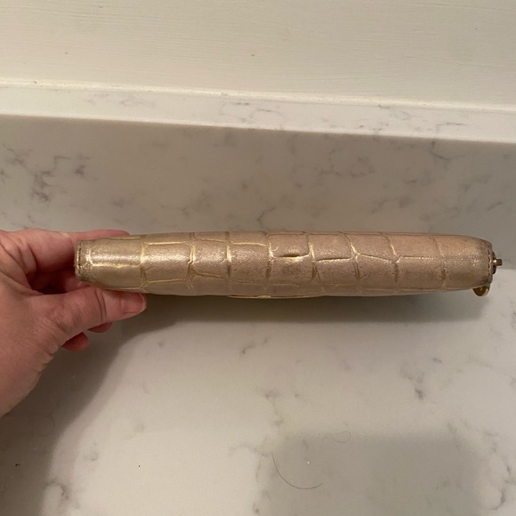 Tory Burch gold zipper wallet with gold logo - Picture 3 of 9